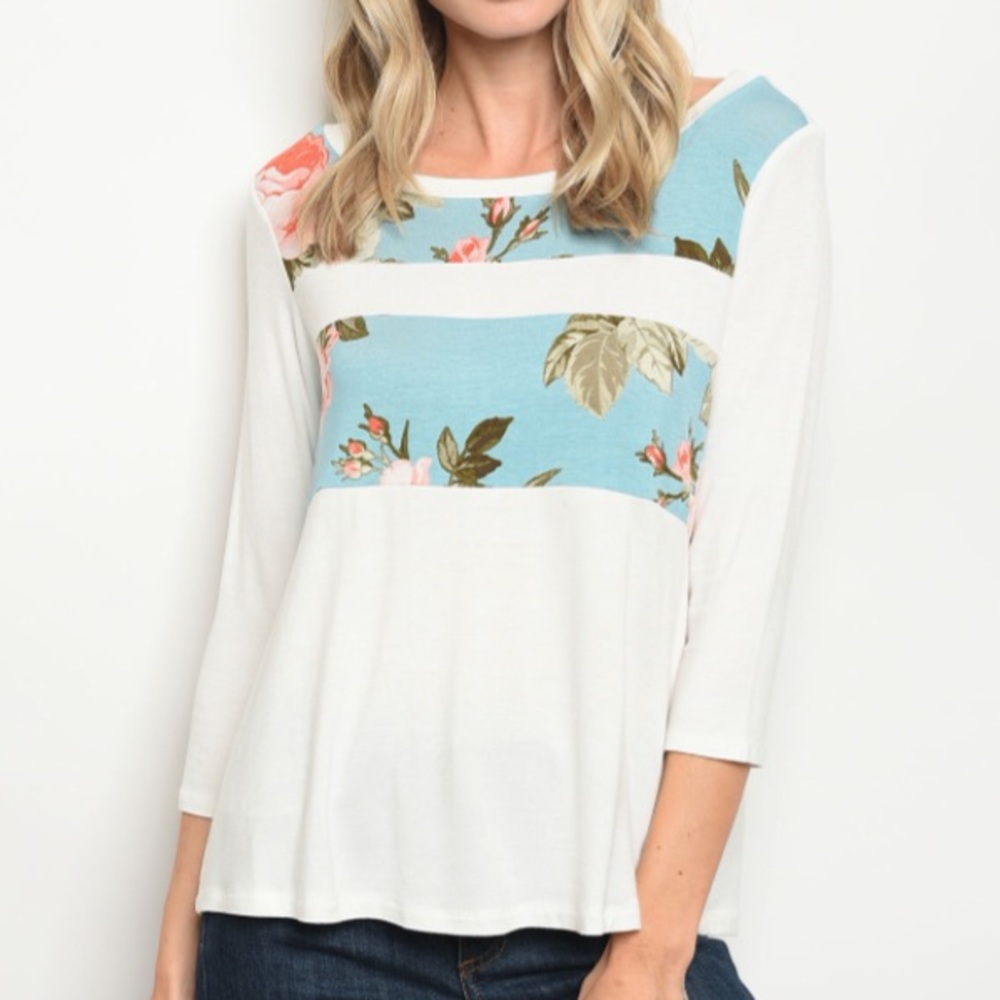 ❤️LAST L NEW Blue and White Floral Contrast Top